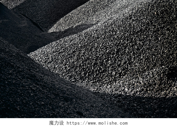 黑色背景中成堆的煤成堆的煤